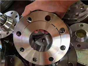 并在坯件入模前去凈。